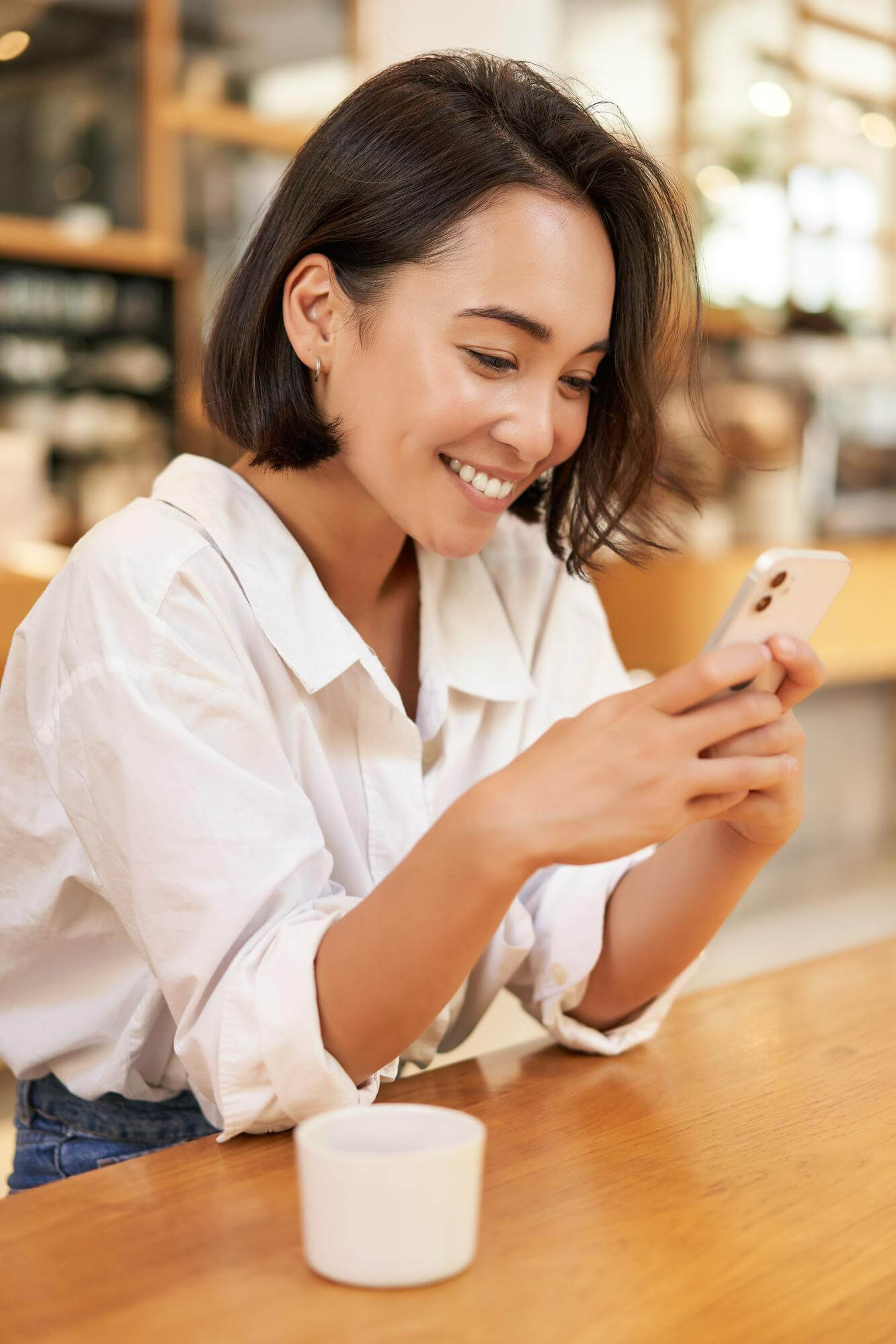 Mulher fazendo compras no celular